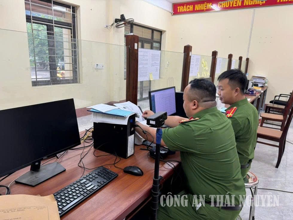 Cán bộ, chiến sĩ thực hiện số hóa hồ sơ tàng thư cư trú
