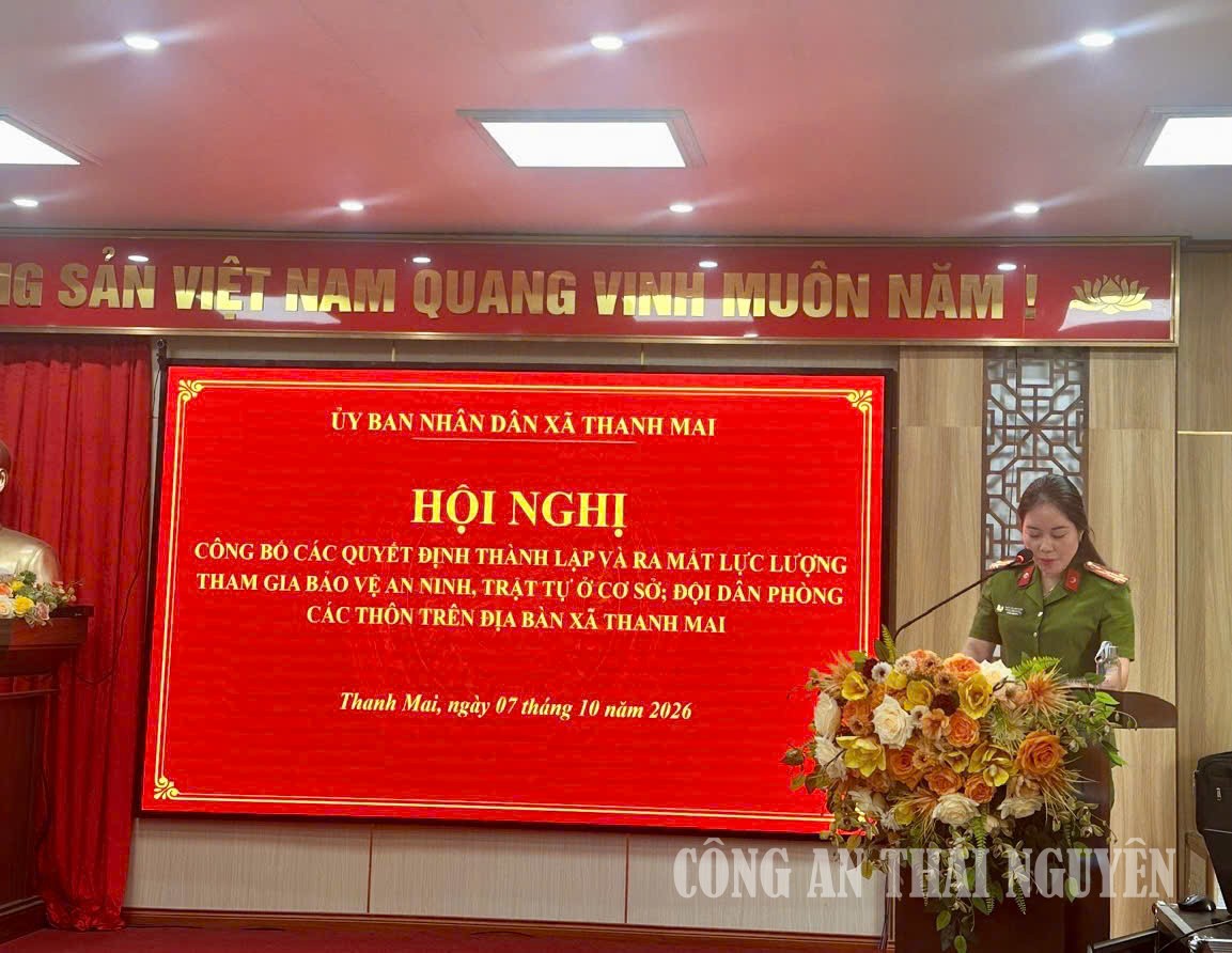 Đồng chí Thượng tá Triệu Thị Mai Liên - Trưởng Công an xã Thanh Mai công bố các quyết định thành lập, kiện toàn lực lượng tham gia bảo vệ ANTT ở cơ sở