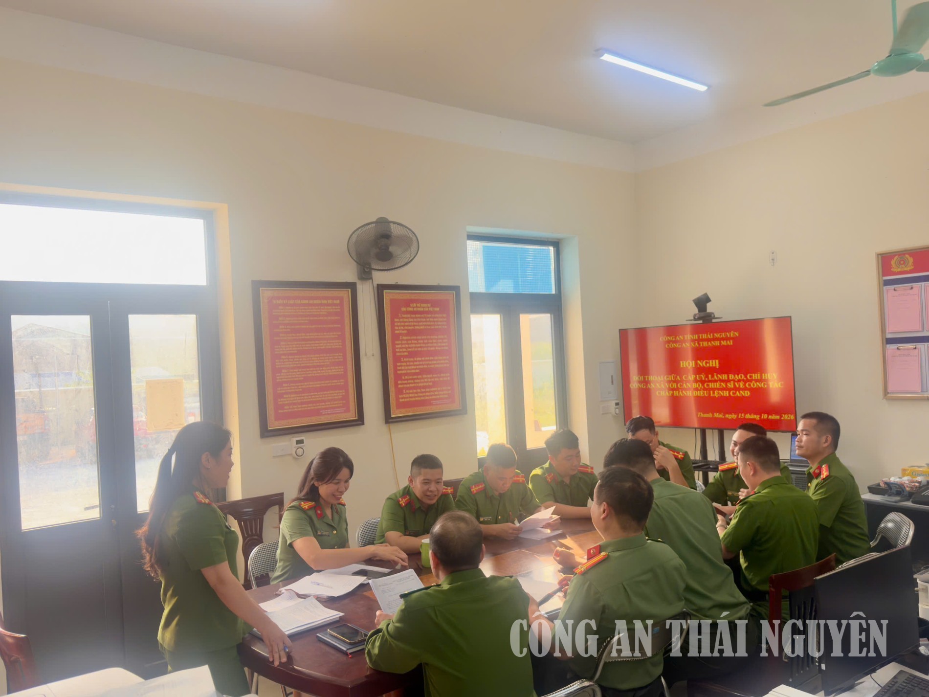 Đồng chí Trưởng Công an xã Thanh Mai trực tiếp giải đáp, làm rõ các ý kiến, kiến nghị của cán bộ, chiến sĩ tại Hội nghị.