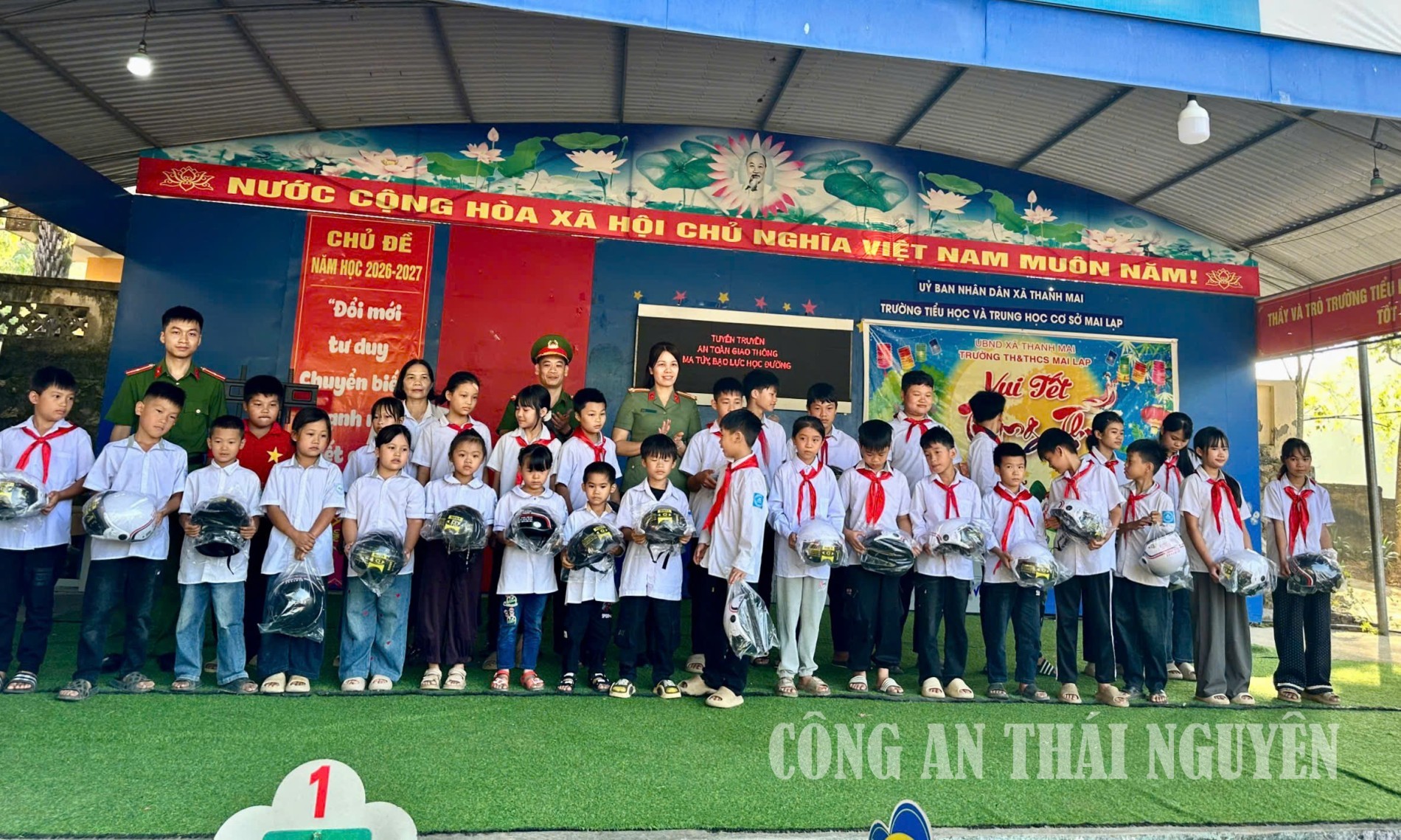 Công an xã Thanh Mai trao tặng mũ bảo hiểm cho các em học sinh
