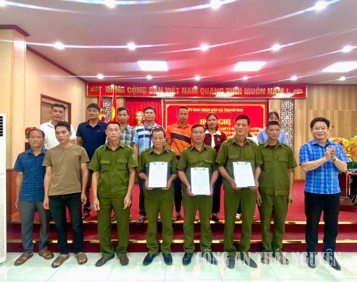 Đại diện Lãnh đạo UBND xã Thanh Mai trao quyết định thành lập, kiện toàn Tổ tham gia bảo vệ ANTT ở cơ sở trên địa bàn xã Thanh Mai.