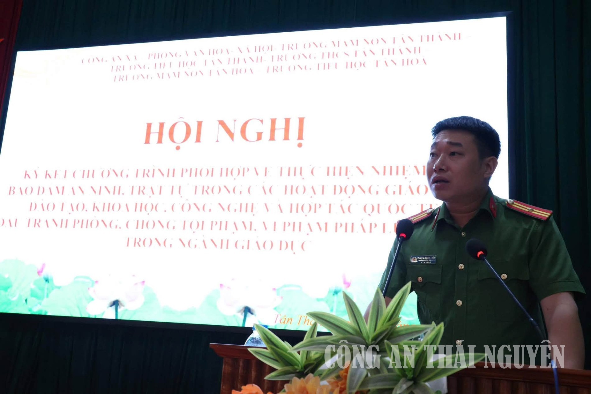 Đồng chí Dương Mạnh Tuấn - Trưởng Công an xã phát biểu tại hội nghị
