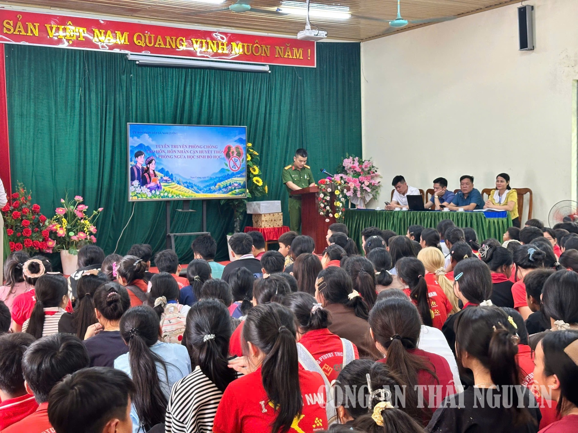 Cán bộ Công an xã tuyên truyền pháp luật