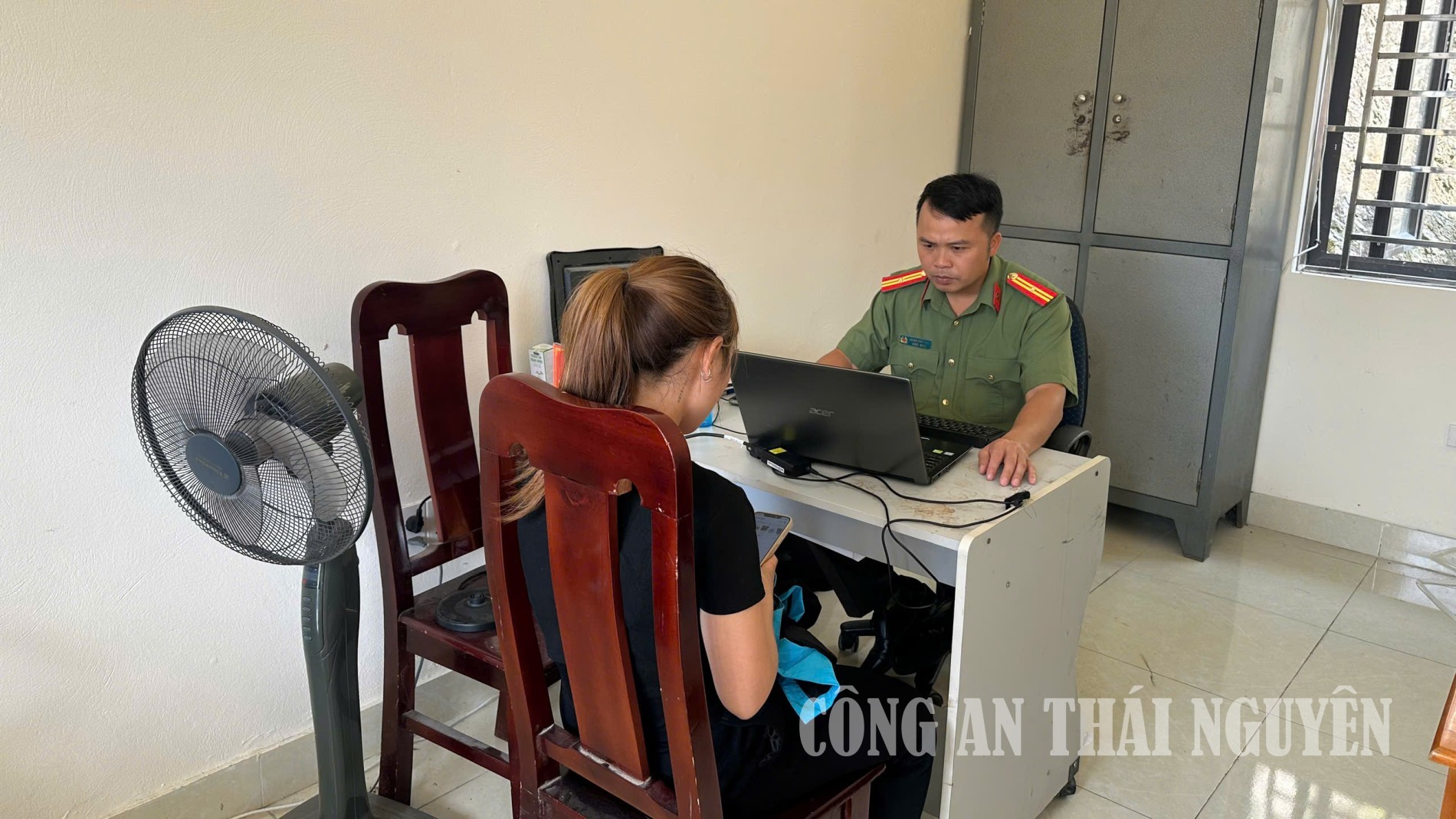 Cán bộ Công an xã làm việc với chị L.T.X