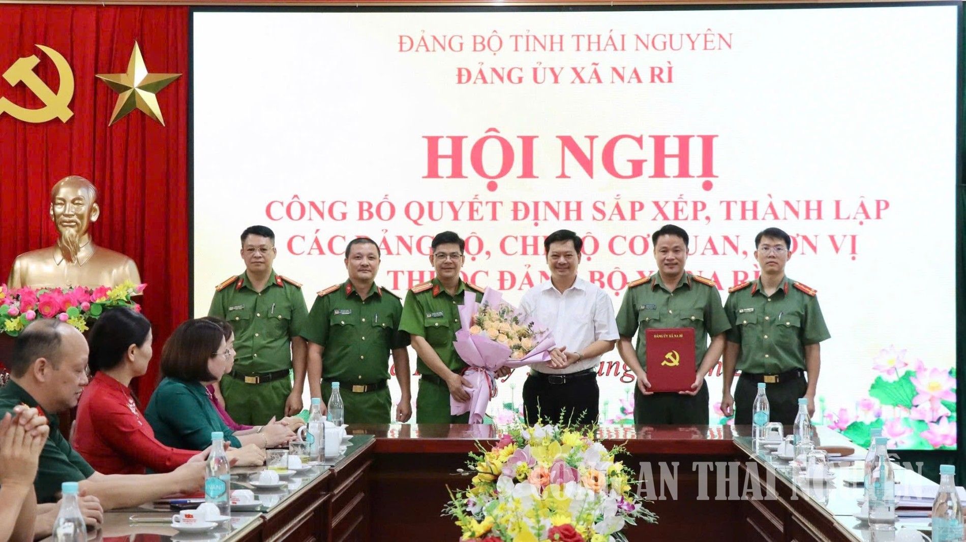 Thường trực Đảng uỷ trao quyết định cho Đảng bộ Công an xã Na Rì.