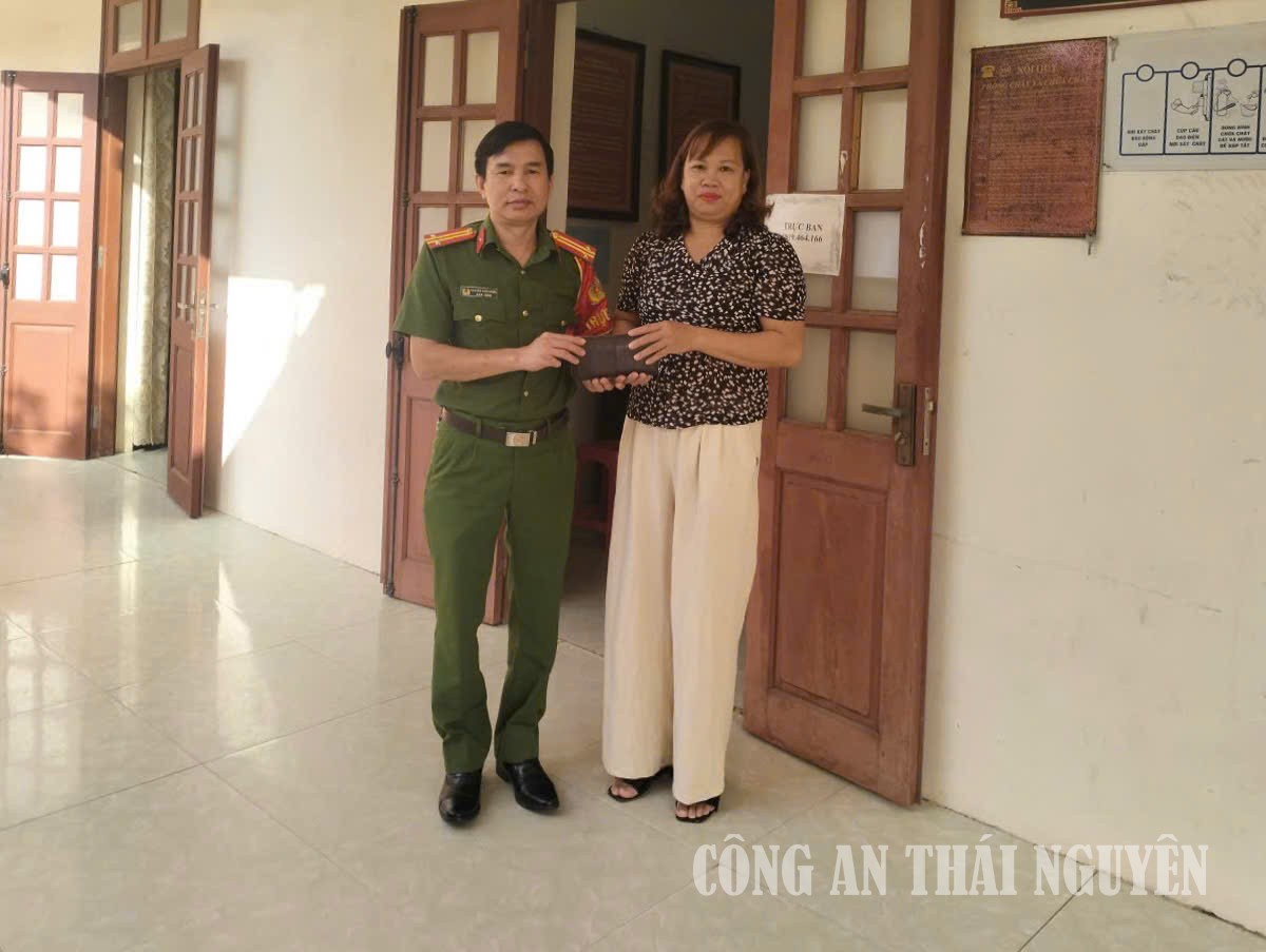 Chị Hoàng Thị Thái bàn giao tài sản của người đánh rơi tại Công an xã Na Rì