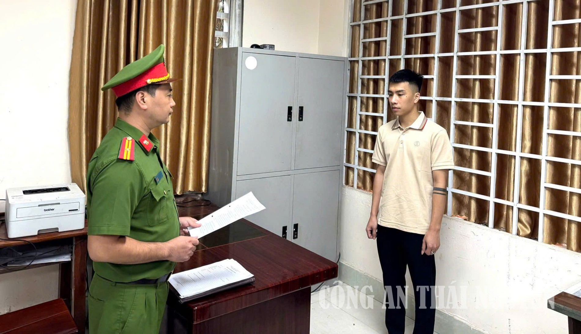Cơ quan CSĐT Công an tỉnh đọc quyết định khởi tố vụ án hình sự, khởi tố bị can đối với Nguyễn Văn Duy.