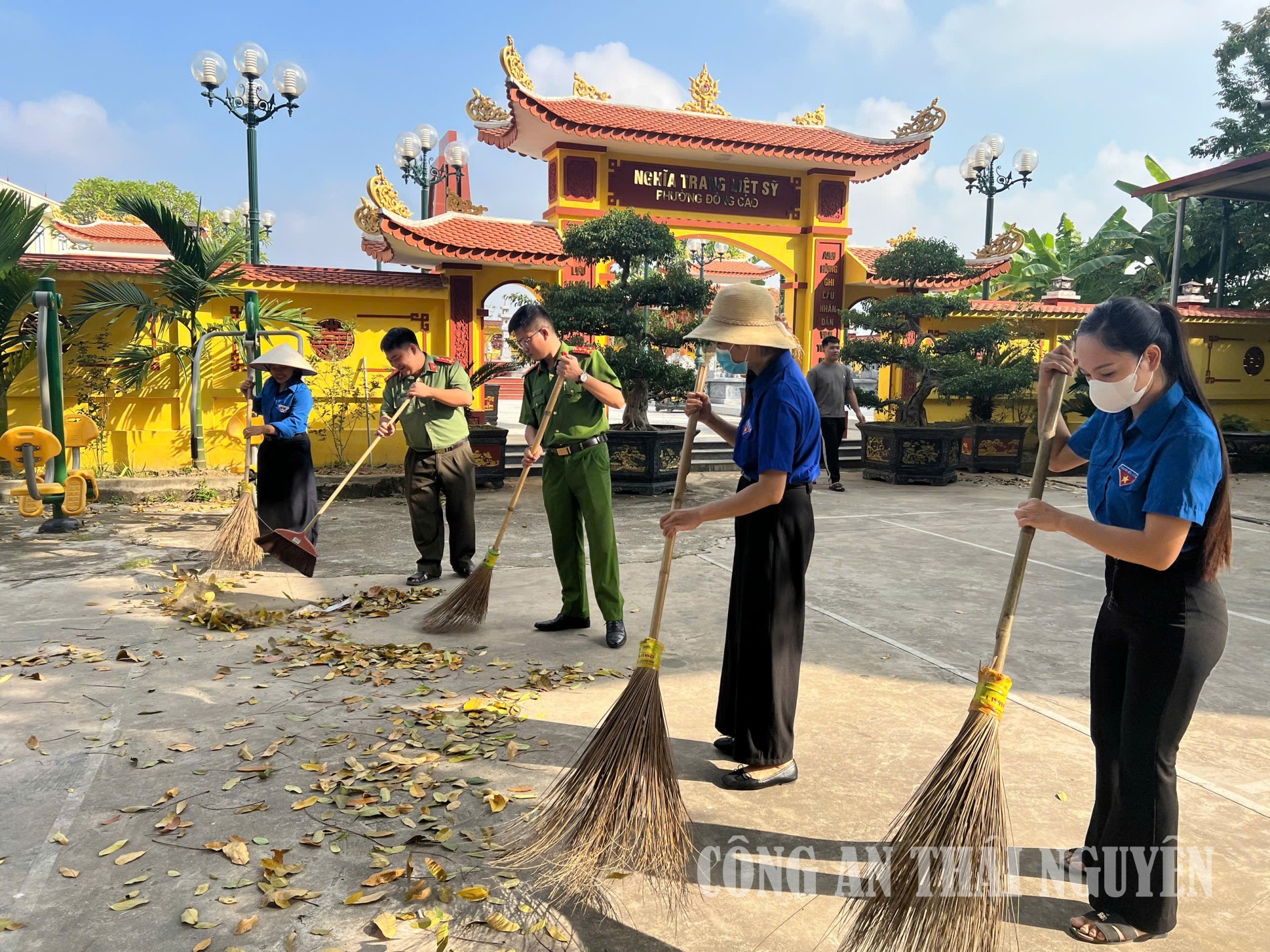 Đoàn thanh niên Công an phường hưởng ứng “Ngày thứ bảy xanh”
