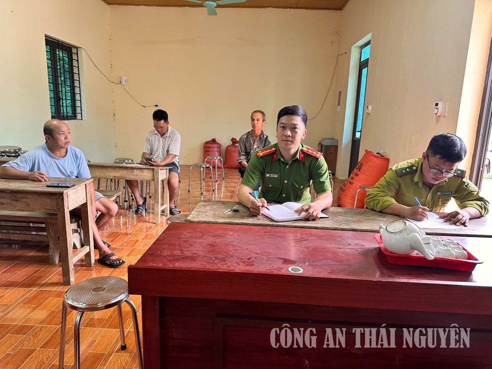 Cán bộCông an xã tuyên truyề n pháp luật về bảo vệ rừng.