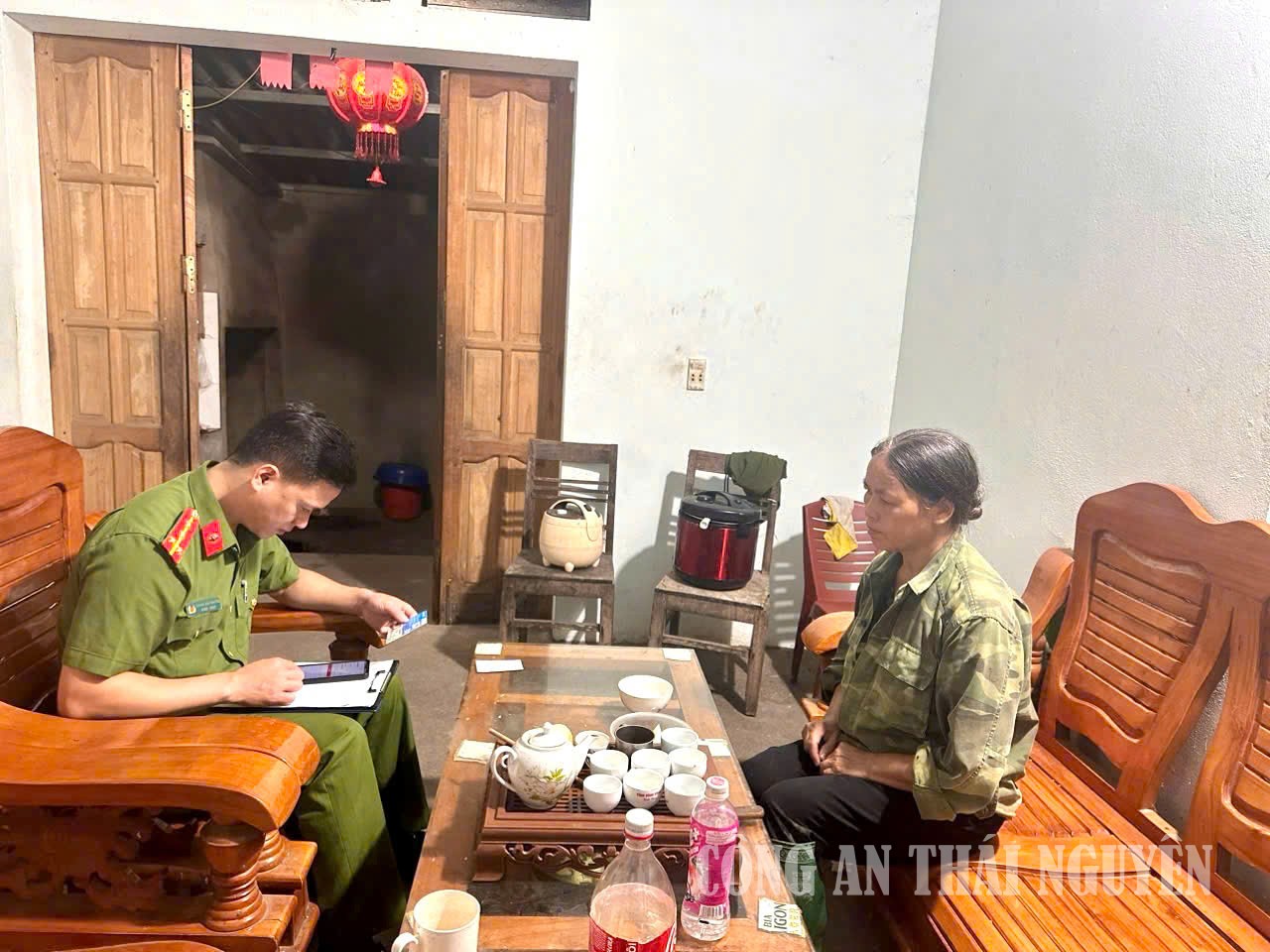 Cán bộ Công an xã tuyên truyền, hướng dẫn chủ cơ sở cho thuê trọ và gia đình nâng cao ý thức chấp hành pháp luật, thực hiện đầy đủ trách nhiệm trong công tác quản lý cư trú, chủ động phòng ngừa tội phạm, tệ nạn xã hội và các nguy cơ mất an toàn tại nơi ở
