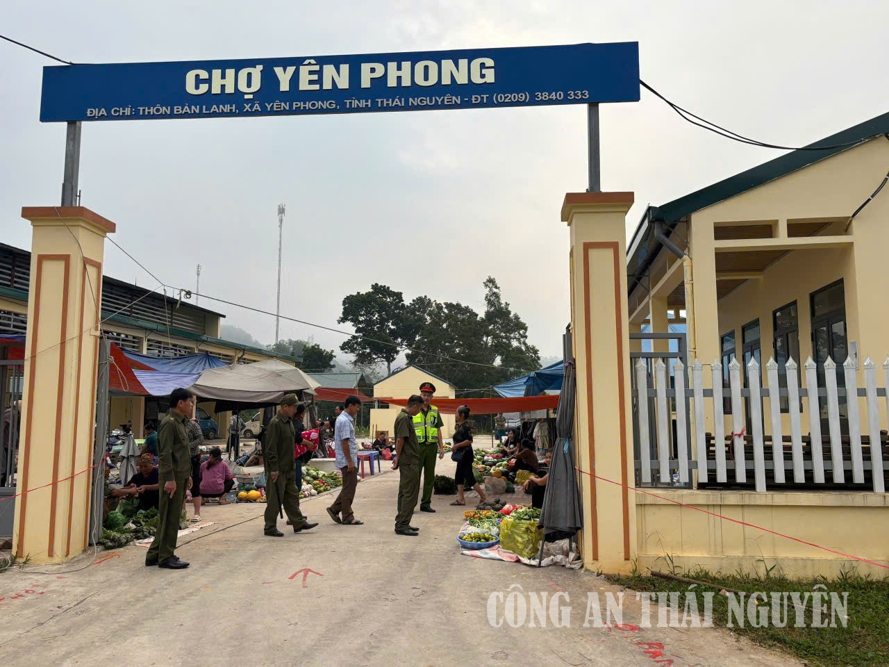 Các lực lượng hướng dẫn sắp xếp trật tự tại cổng chợ trung tâm xã Yên Phong.