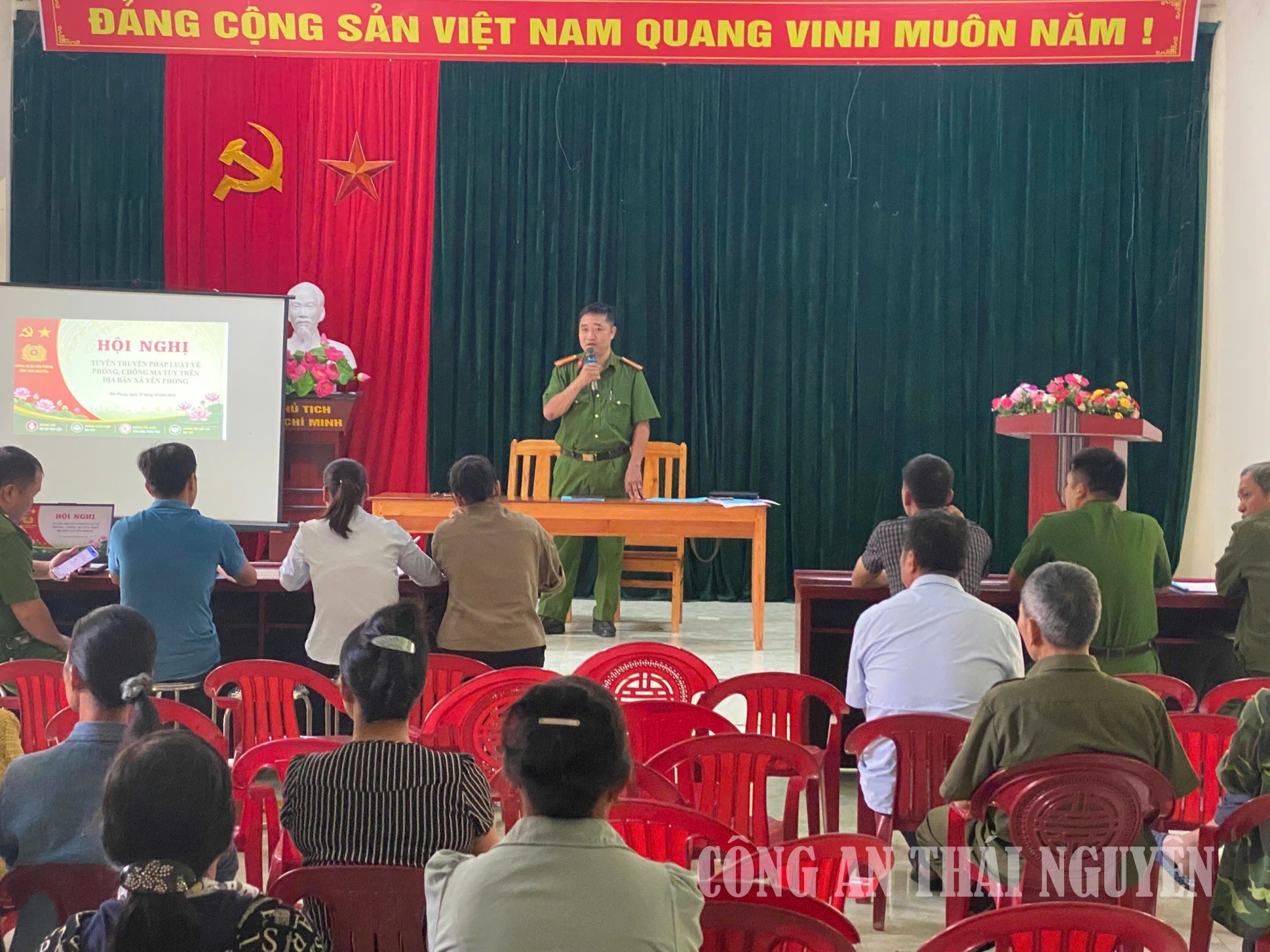 Công an xã tuyên truyền pháp luật đến nhân dân.