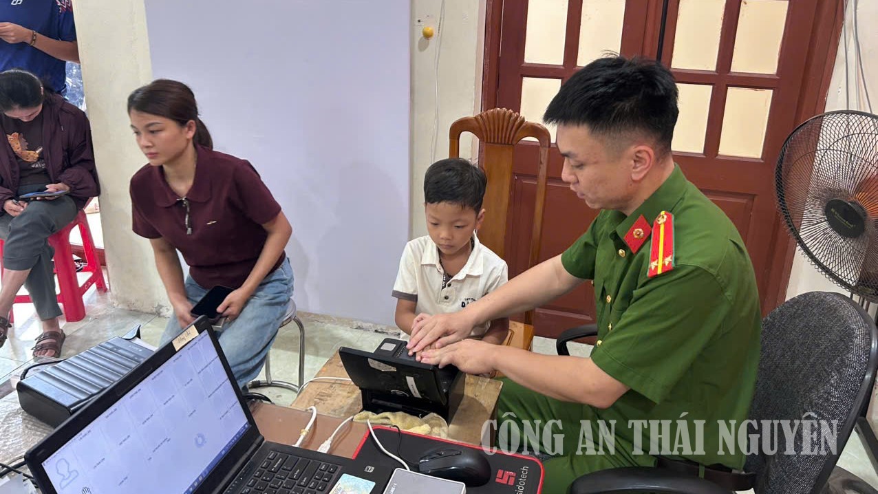 Công an xã Na Rì tổ chức thu nhận hồ sơ cấp căn cước, định danh điện tử mức độ 2 cho người dân vào ngày nghỉ cuối tuần