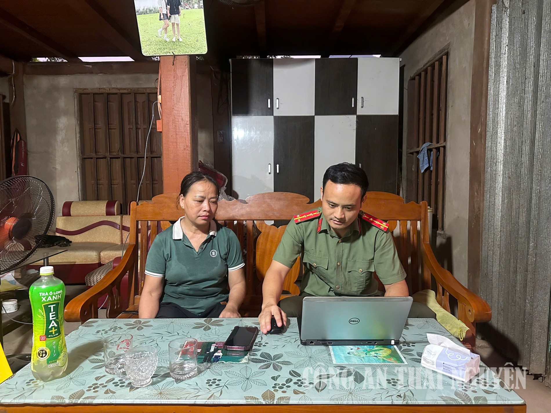 Cán bộ Công an xã hướng dẫn công dân sử dụng phần mềm.