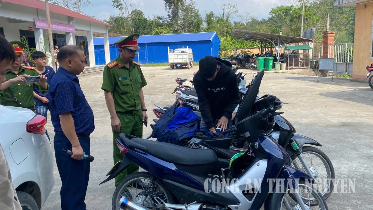 Công an xã phối hợp với nhà trường kiểm tra phương tiện của học sinh