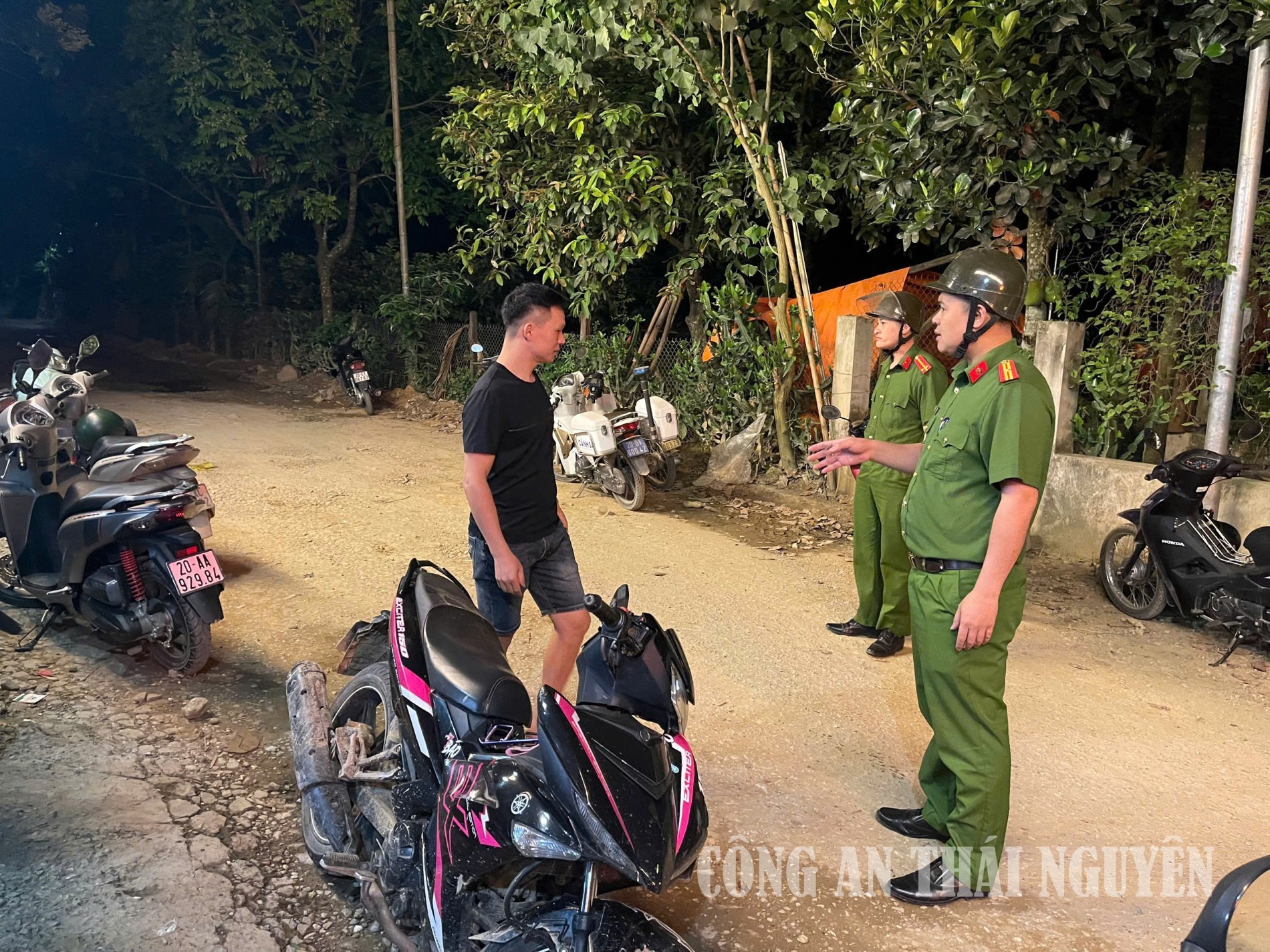 Công an xã tuyên truyền người dân chấp hành pháp luật về trật tự, an toàn giao thông