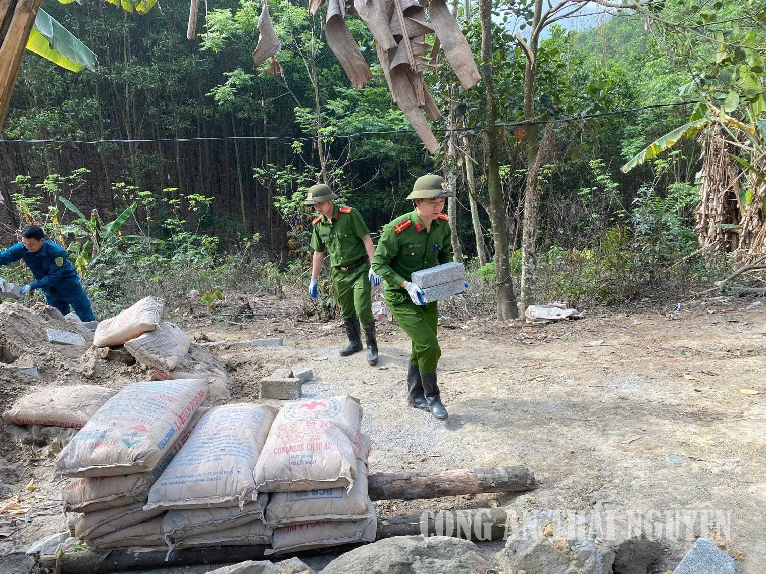 Công an xã Thần Sa hỗ trợ người dân thực hiện "xóa nhà đột nát".