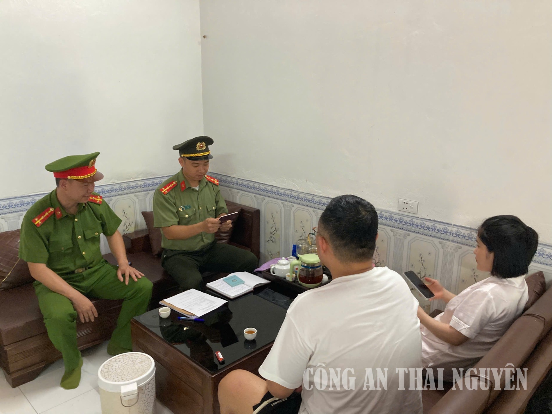 Công an xã kiểm tra việc chấp hành quy định về cư trú của người nước ngoài tại cơ sở cho thuê lưu trú.