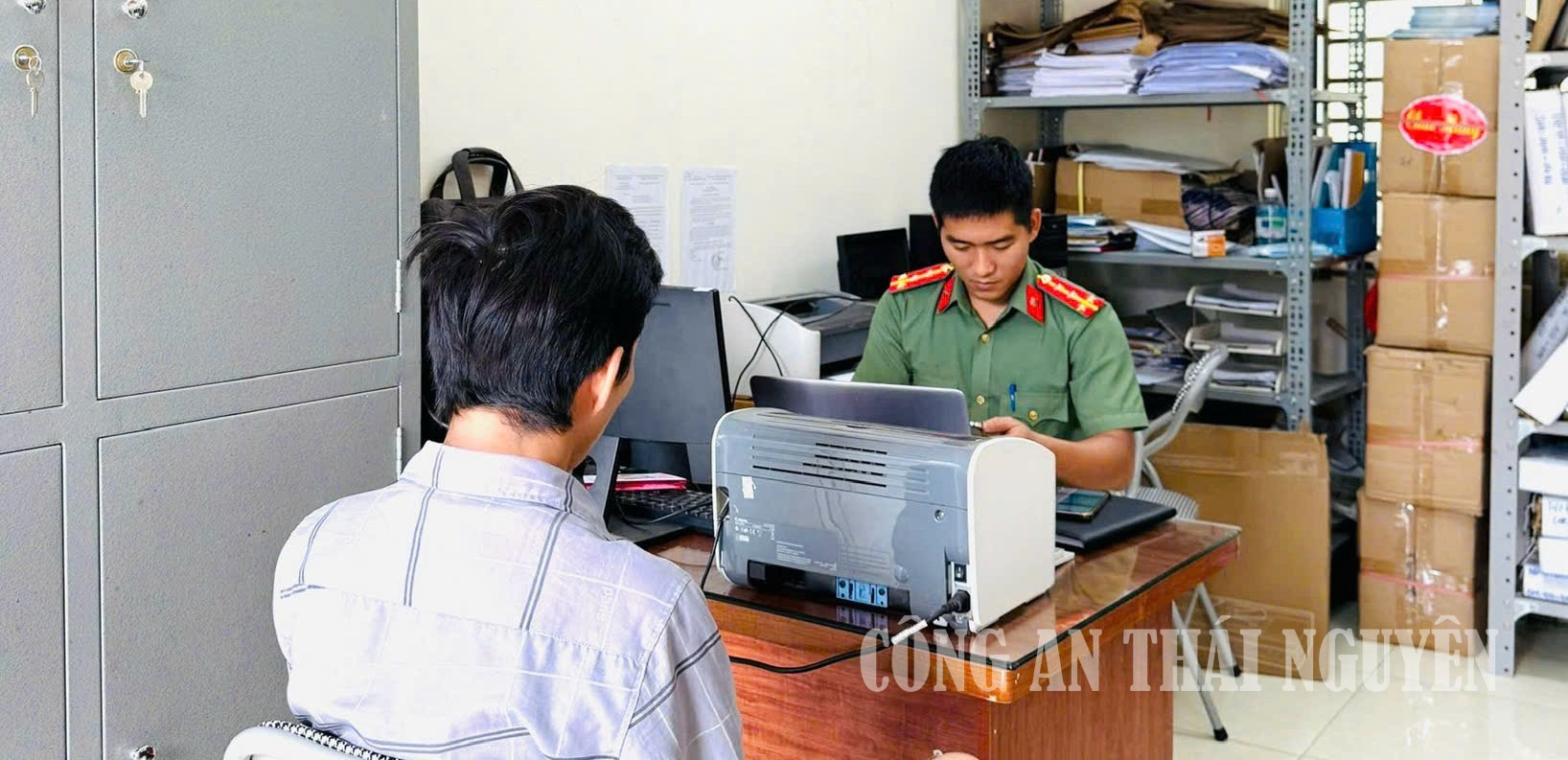 Công an xã làm việc với chủ tài khoản có bình luận nội dung thiếu chuẩn mực