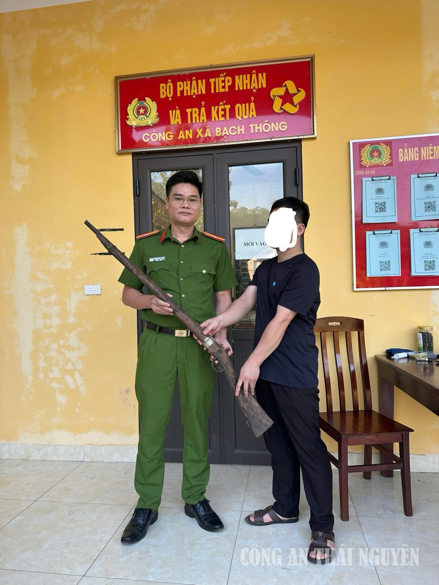 Công an xã tiếp nhận vũ khí do nhân dân tự nguyện giao nộp