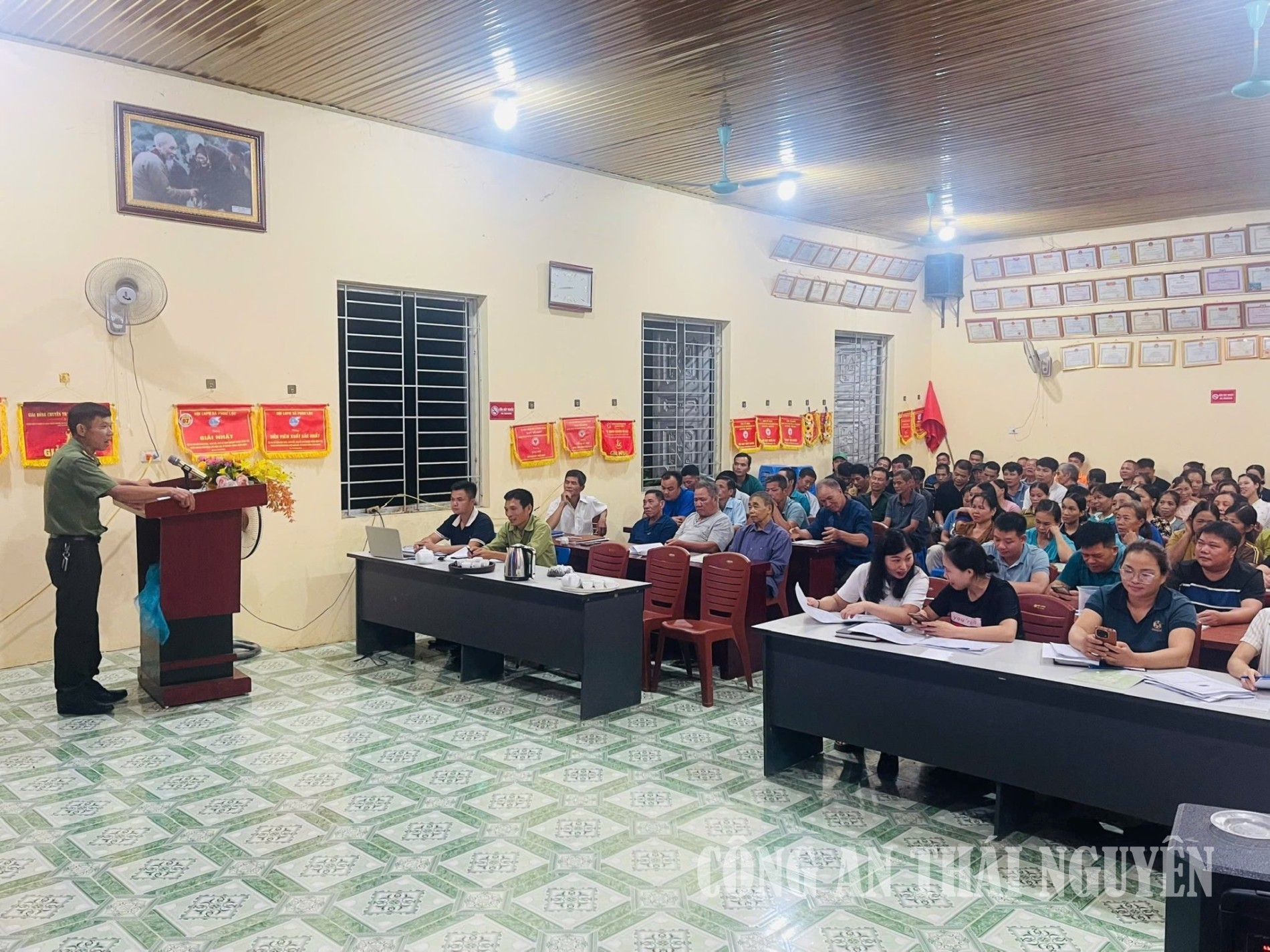 Công an xã tuyên truyền pháp luật tại các thôn trên địa bàn xã