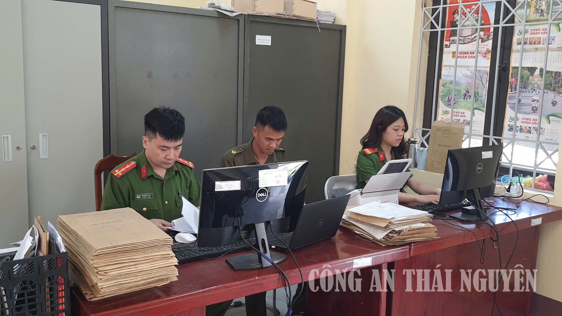 Công an xã Kim Phượng huy động lực lượng rà soát, kiểm tra, đối chiếu, số hóa hồ sơ cư trú