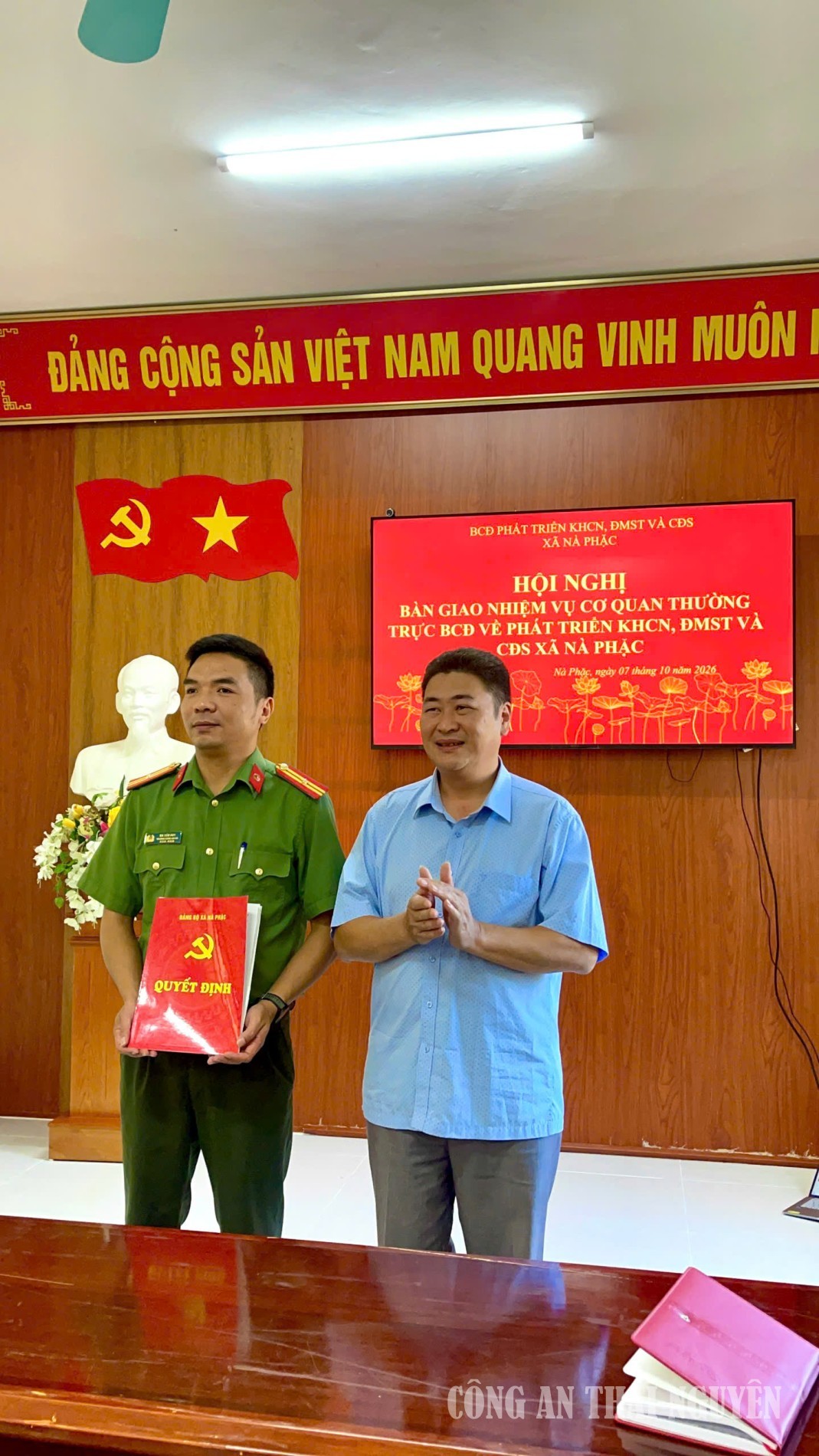 Công an xã nhận quyết định bàn giao