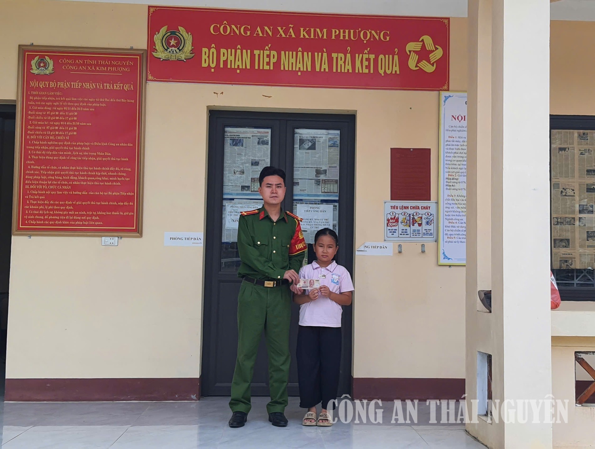 Công an xã Kim Phượng tiếp nhận tài sản do cháu Trà nhặt được