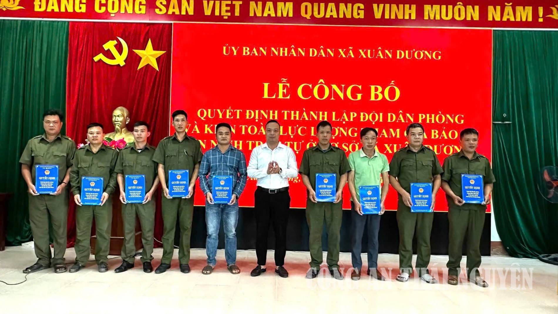 Lãnh đạo xã Xuân Dương trao quyết định thành lập đội dân phòng
