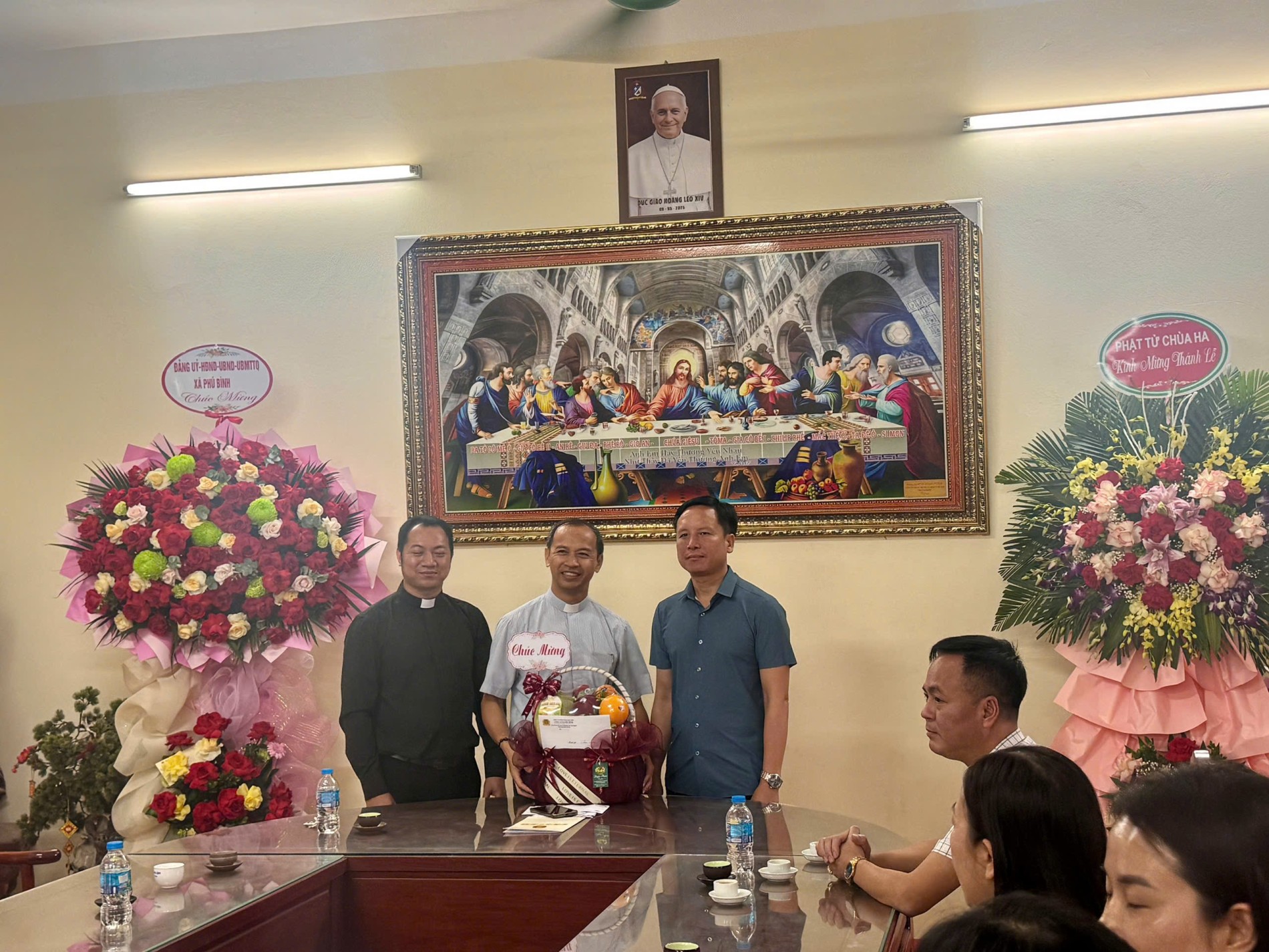 Đồng chí Thượng tá Nguyễn Xuân Trường, Trưởng Công an xã tặng quà chúc mừng Giáo xứ Nhã Lộng