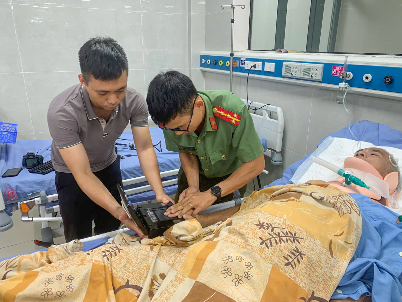 Công an xã thu nhận hồ sơ cấp căn cước lưu động tại bệnh viện