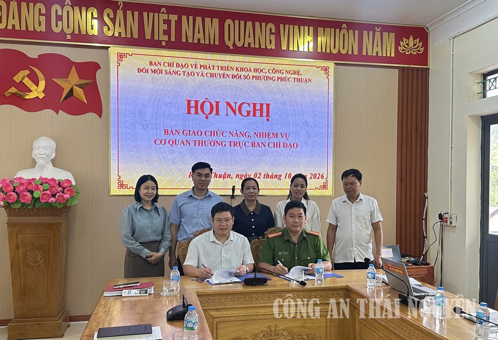 Đồng chí Chánh văn phòng UBND phường và đồng chí Trưởng Công an phường ký bàn giao nhiệm vụ