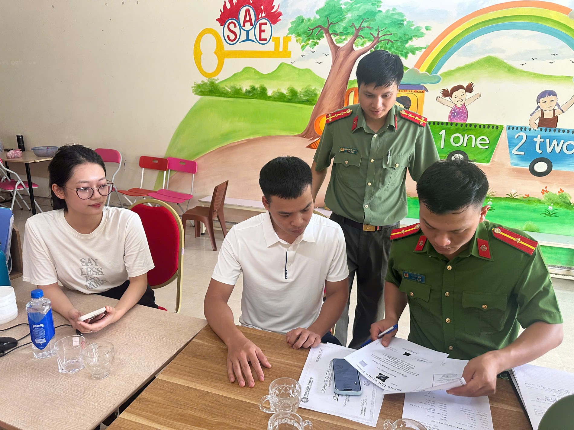 Công an xã Phú Bình rà soát, kiểm tra cư trú tại Trung tâm tiếng anh SAE