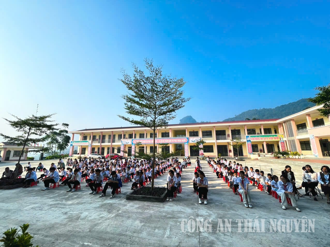 Tuyên truyền pháp luật tại Trường Tiểu học và THCS Vĩnh Thông.