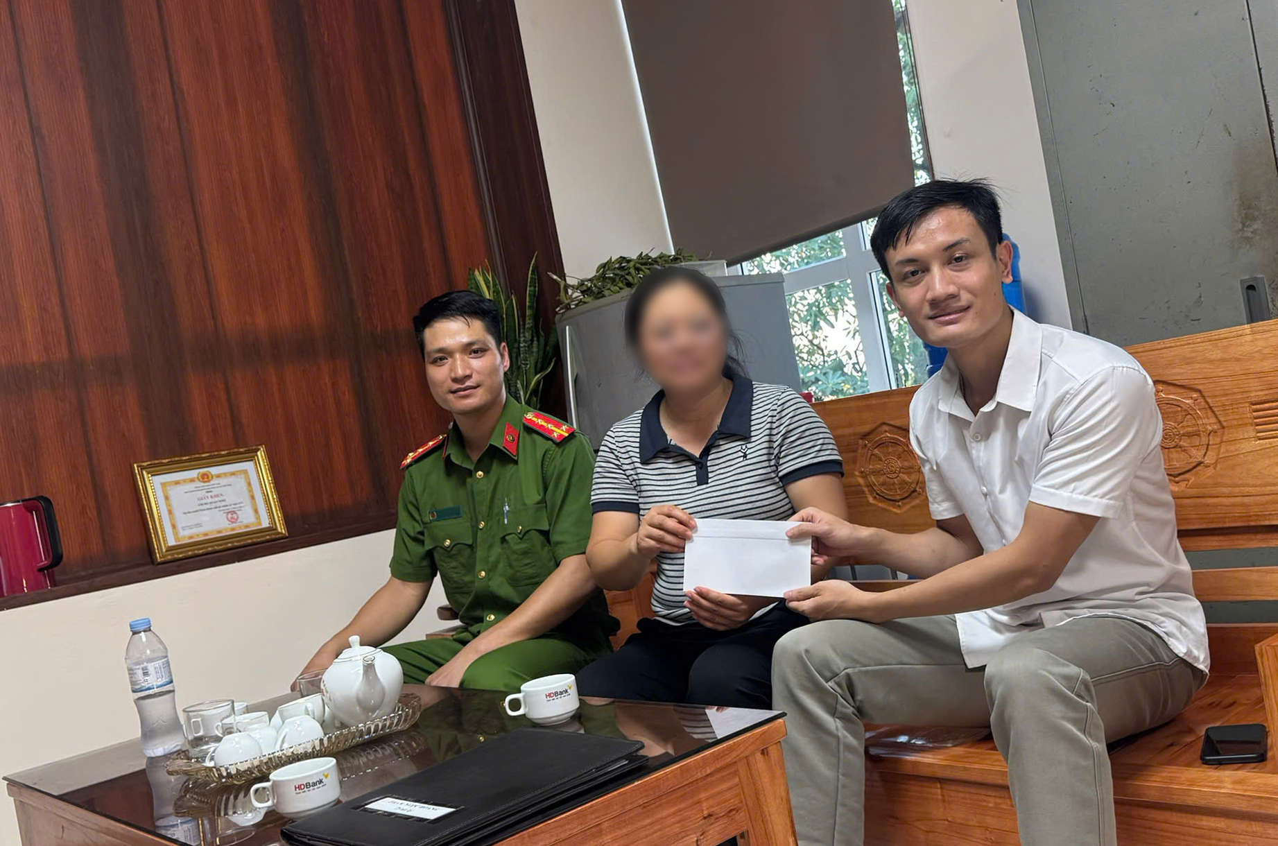 Tại Công an xã Phú Bình anh Đạt trả lại tiền chuyển nhầm cho chị N.P.H