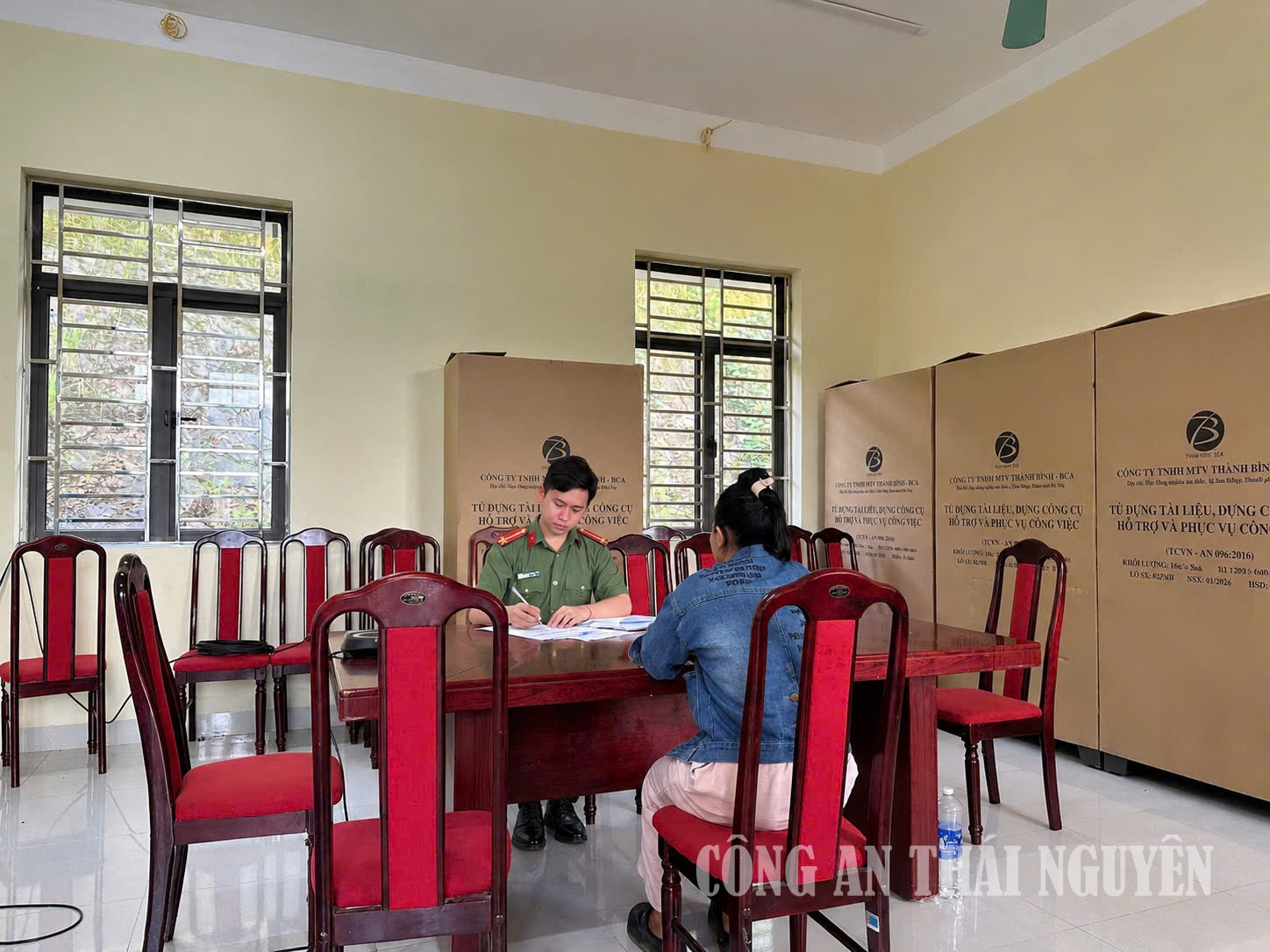 Cán bộ Công an xã Phúc Lộc làm việc với công dân vi phạm.