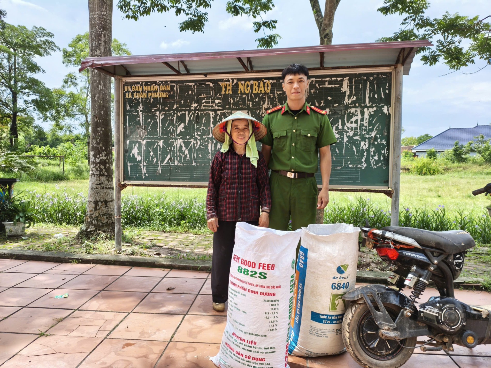 Nụ cười của người dân khi nhận bao giấy vụn từ cán bộ Công an xã