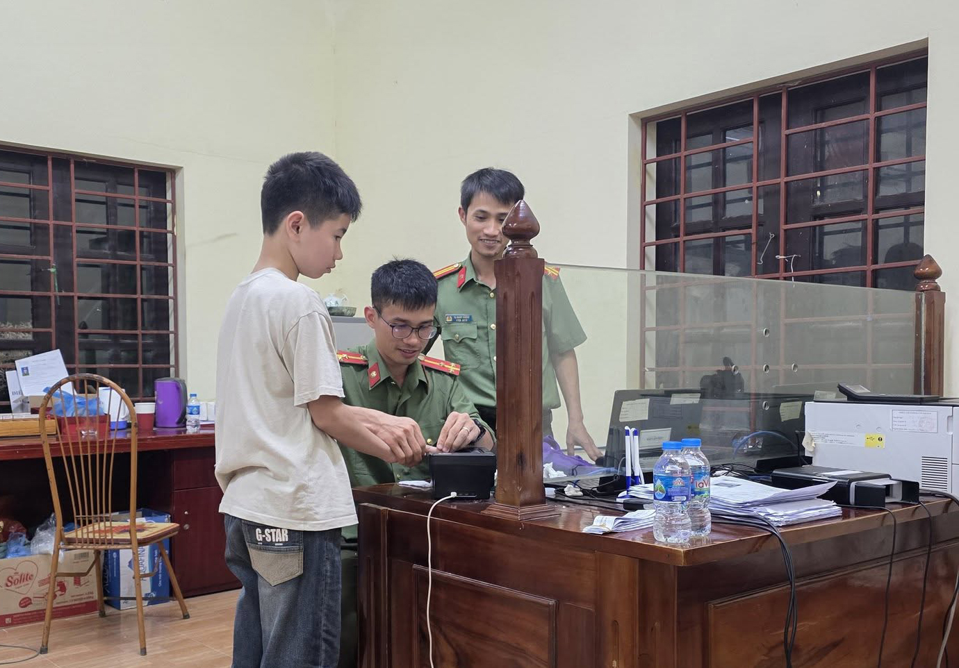 Đồng chí Sang thu nhận hồ sơ cấp căn cước cho người dân, hình ảnh được người dân chụp lại, chia sẻ trên mạng xã hội