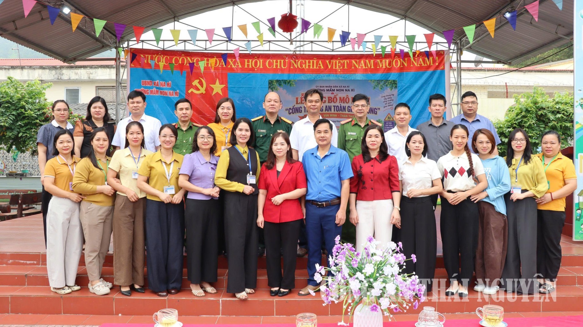 Công an xã Na Rì phối hợp Trường Mầm non Na Rì tổ chức ra mắt mô hình “Cổng trường an toàn giao thông”