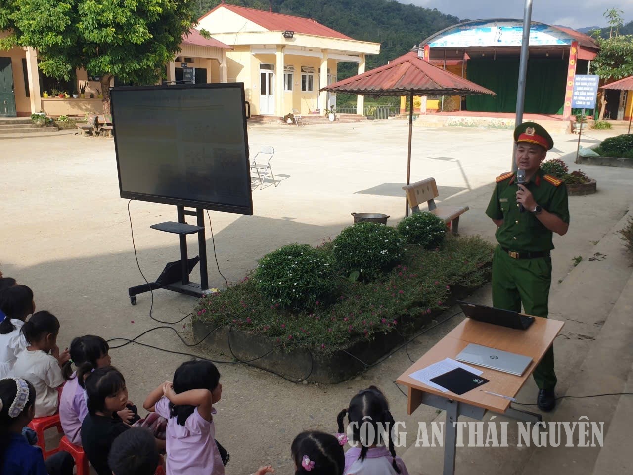 Công an xã Ngân Sơn hướng dẫn kỹ năng lái xe an toàn cho học sinh trên địa bàn
