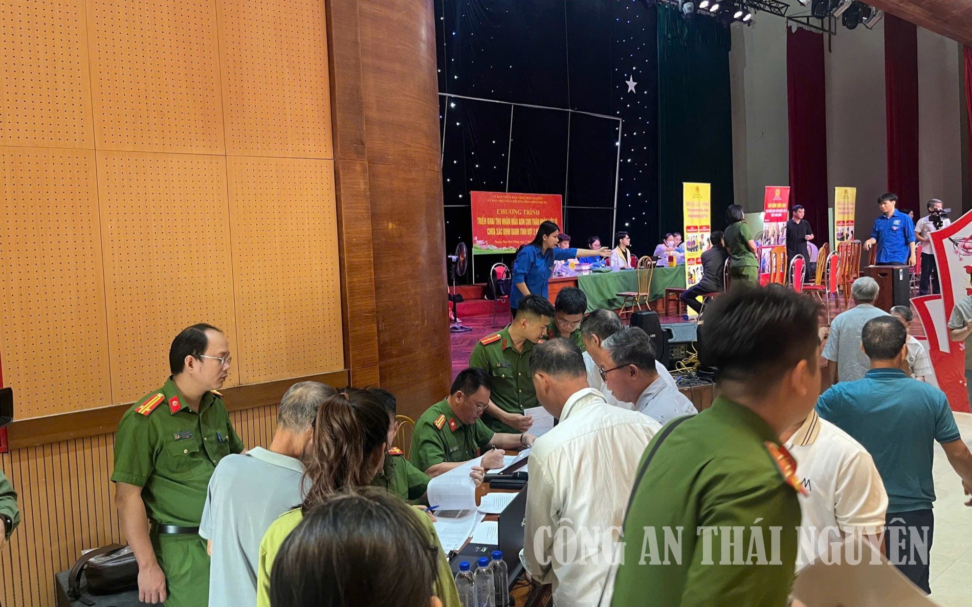 Công an xã Tân Cương hỗ trợ thân nhân liệt sỹ lấy mẫu ADN