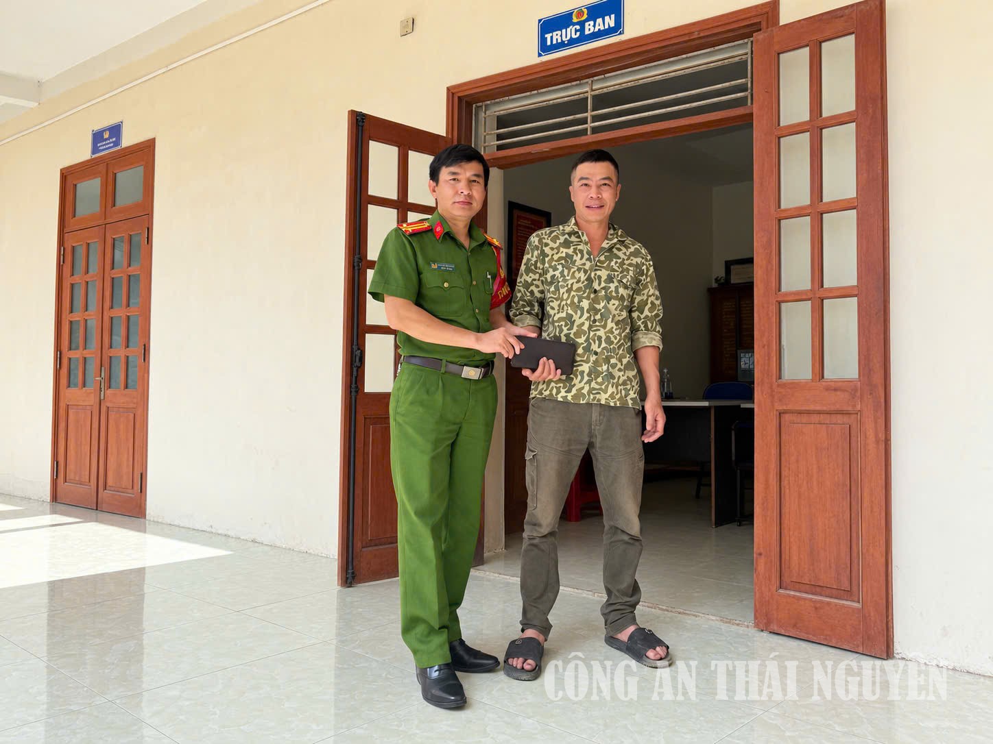 Công an xã Na Rì trao trả tài sản cho người đánh rơi