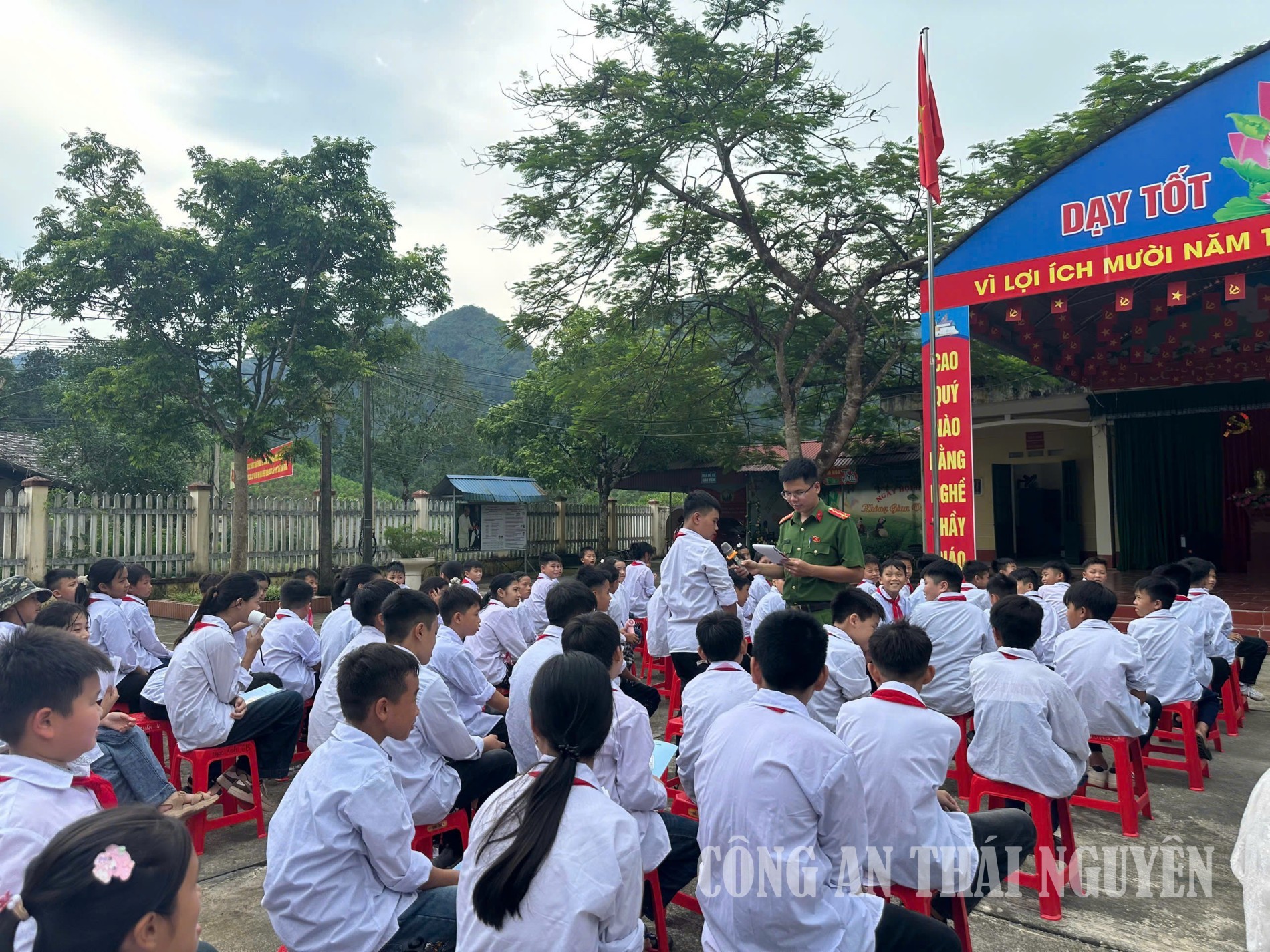Cán bộ Công an xã trao đổi kỹ năng sử dụng mạng an toàn cùng các em học sinh