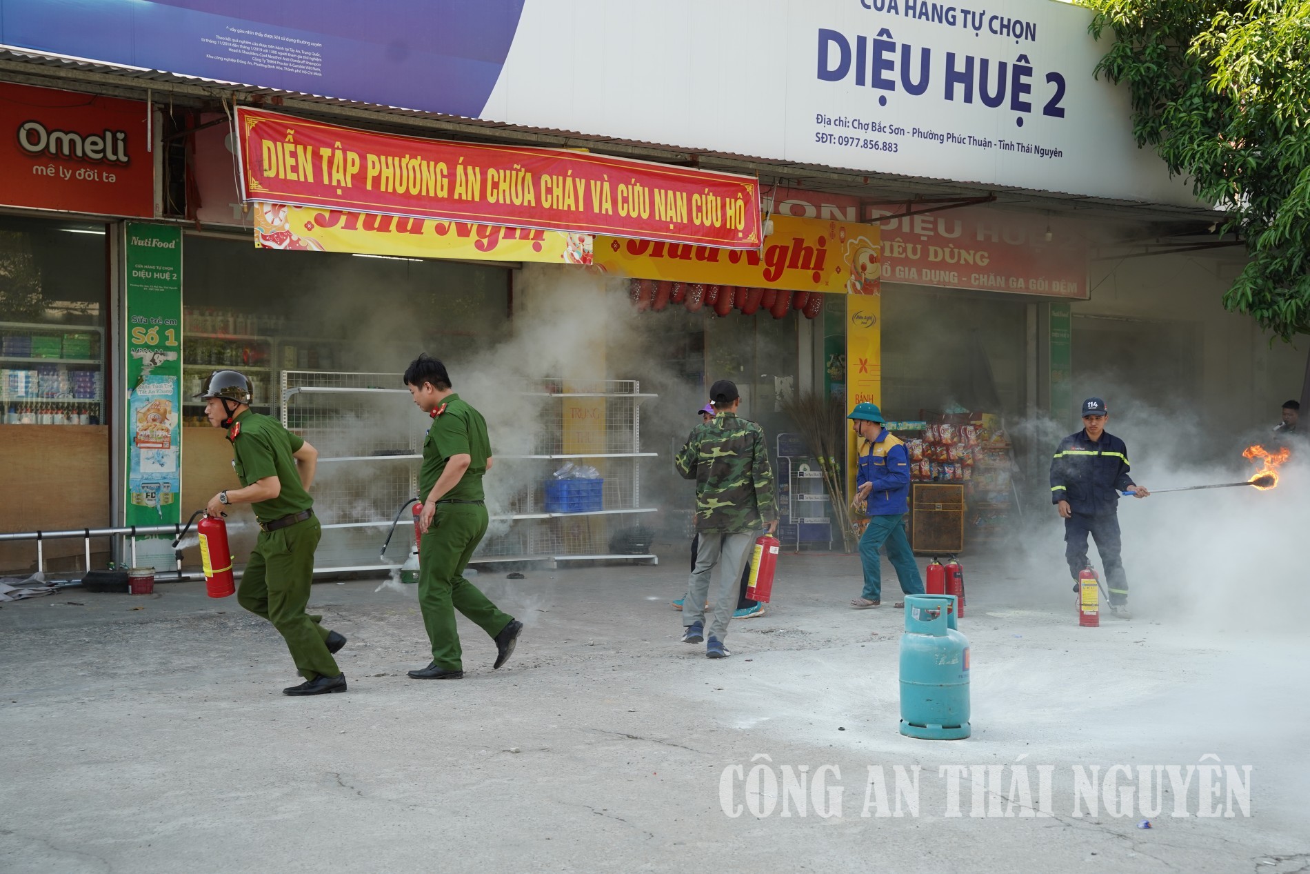 Lực lượng tham gia chữa chữa cháy sử dụng phương tiện chữa cháy tại chỗ tiến hành dập tắt đám cháy