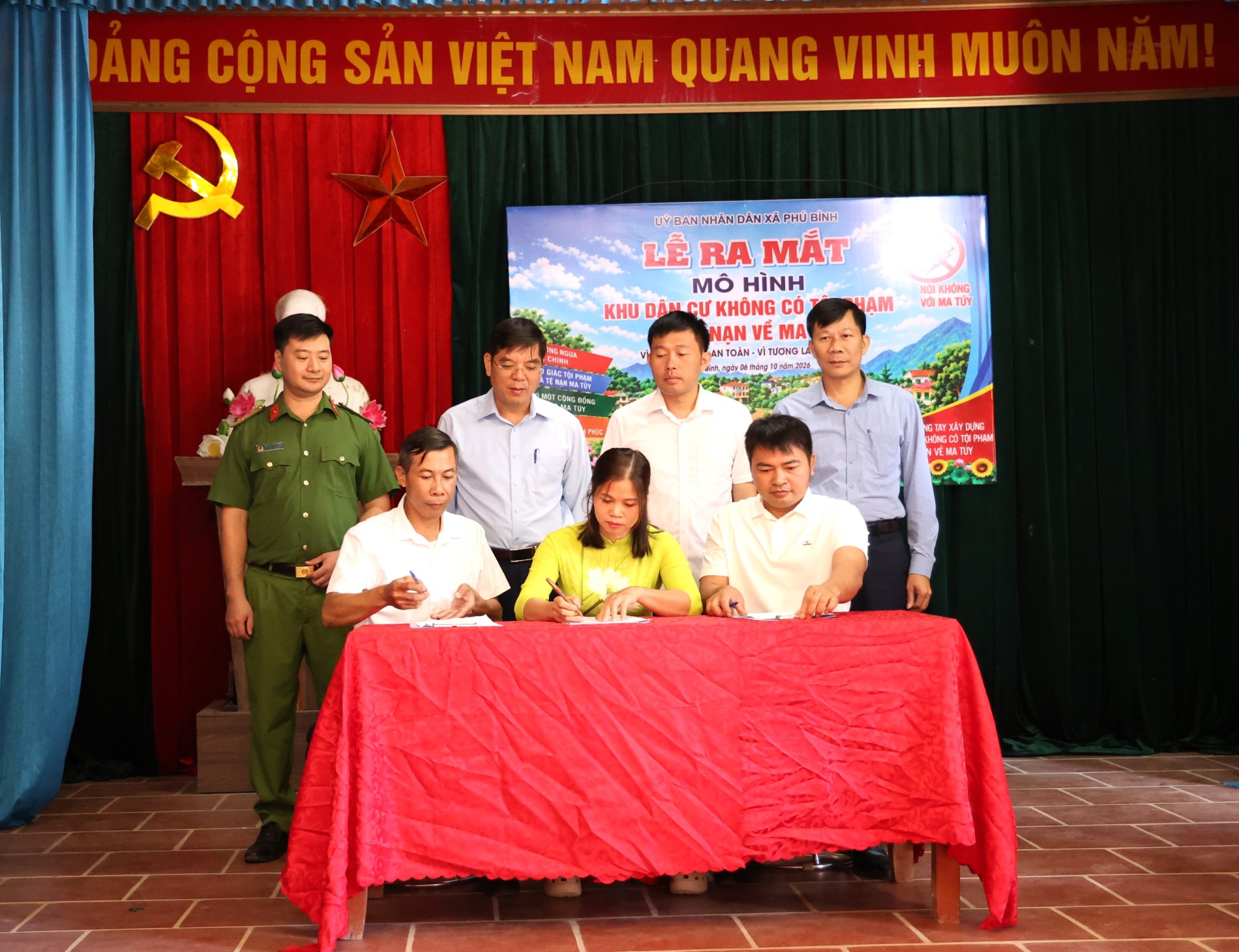 Đại diện Chi bộ, Trưởng xóm, đại diện hộ gia đình đã ký cam kết.