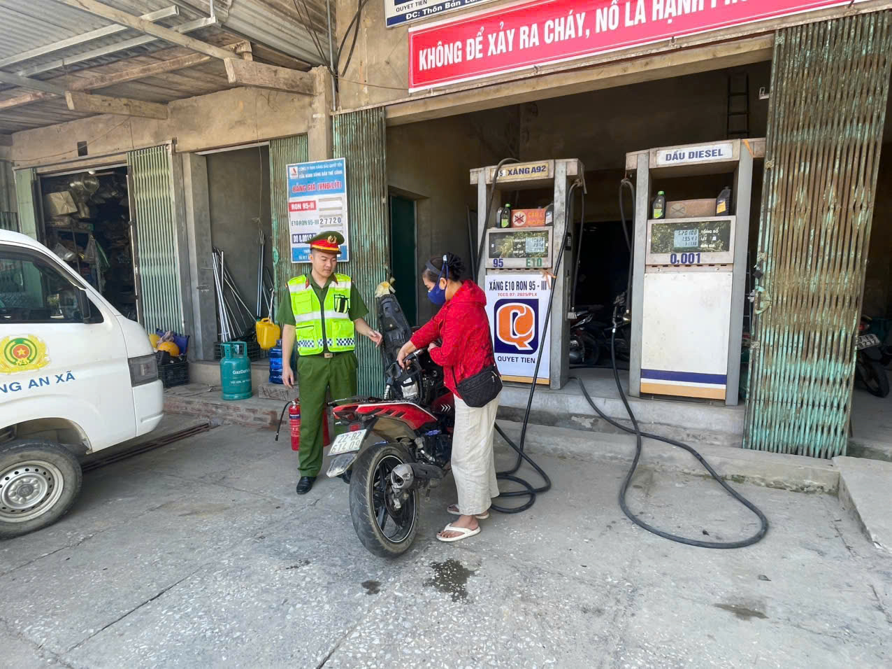 Cán bộ Công an xã Yên Phong nhắc nhở, tuyên truyền cho chủ Cây xăng về đảm bảo an toàn PCCC.