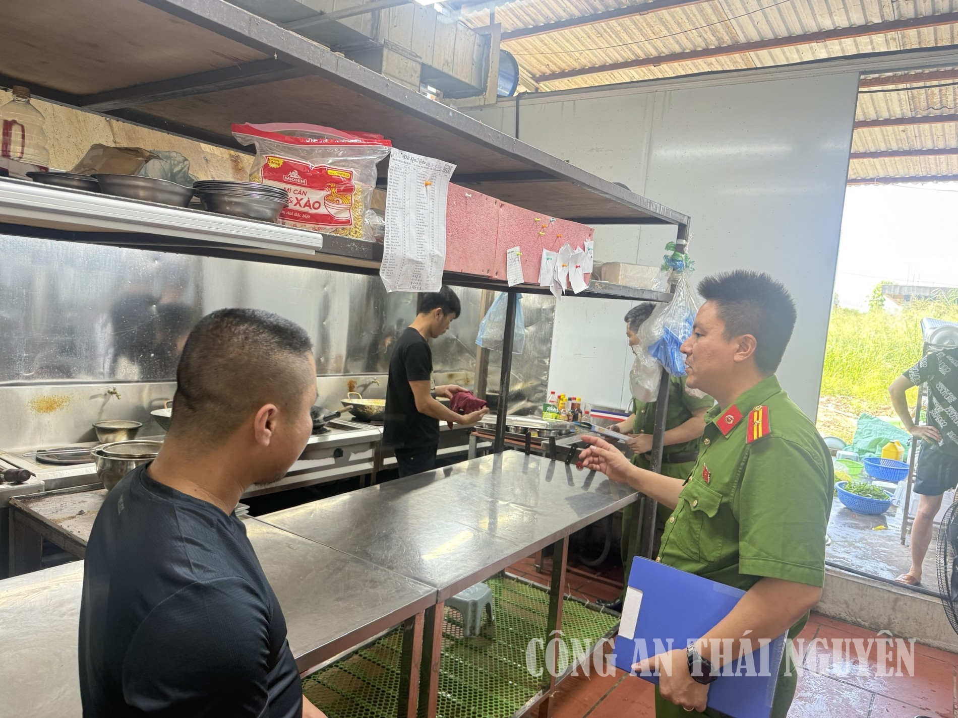 Cán bộ Công an phường kiểm tra, hướng dẫn cơ sở đảm bảo an toàn thực phẩm