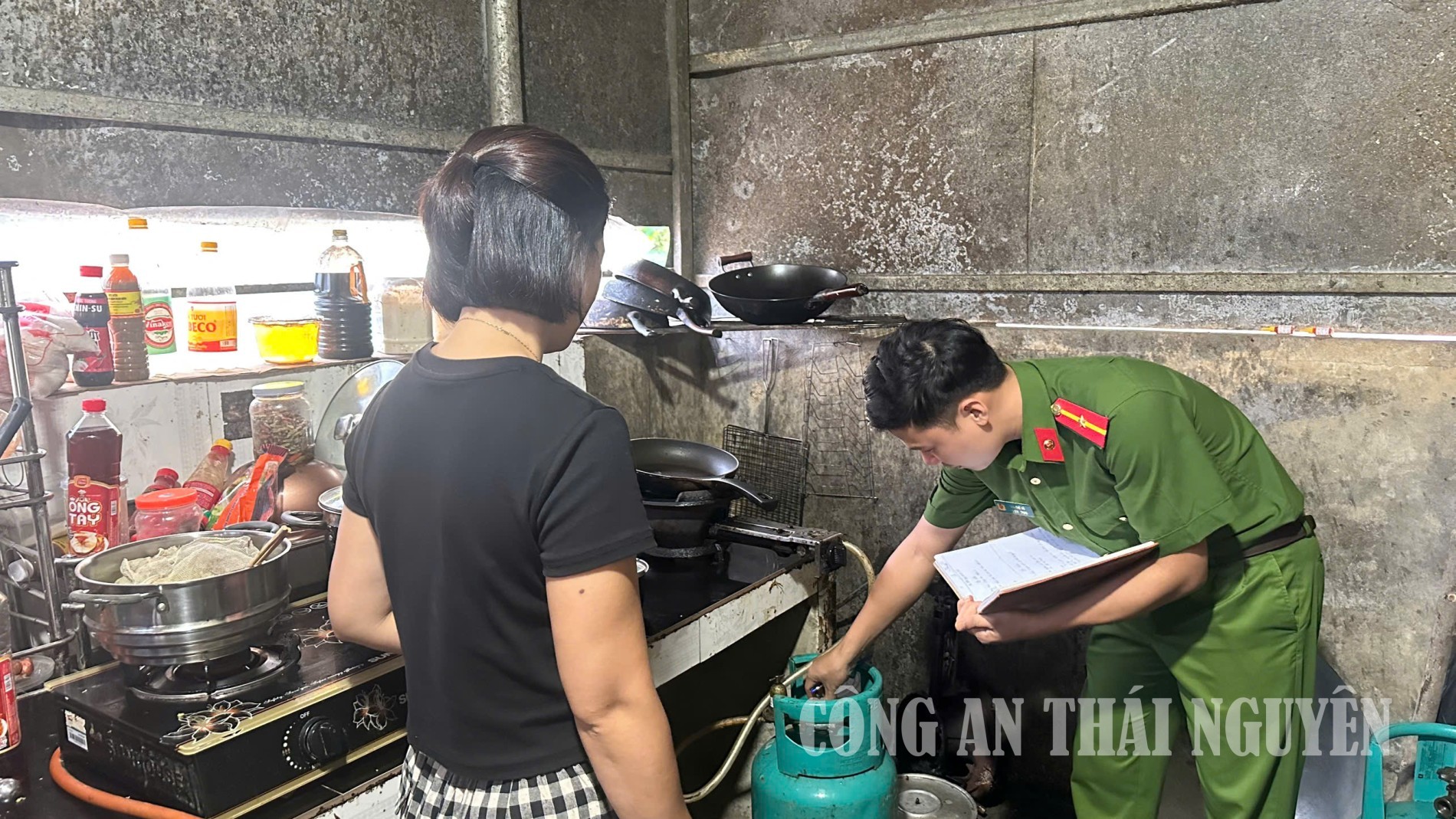 Tuyên truyền các hộ dân sử dụng nguồn lửa, nguồn điện an toàn