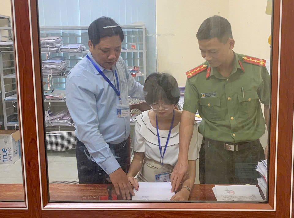 Công an xã Phú Bình hướng dẫn Văn thư UBND xã tiếp nhận văn bản mật từ hệ thống