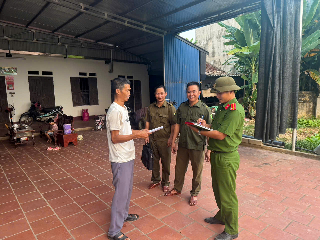 Công an xã Phú Bình kiểm danh, kiểm diện người bị cấm đi khỏi nơi cư trú